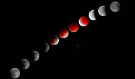 Ngỡ ngàng mặt trăng đổi màu đỏ như máu